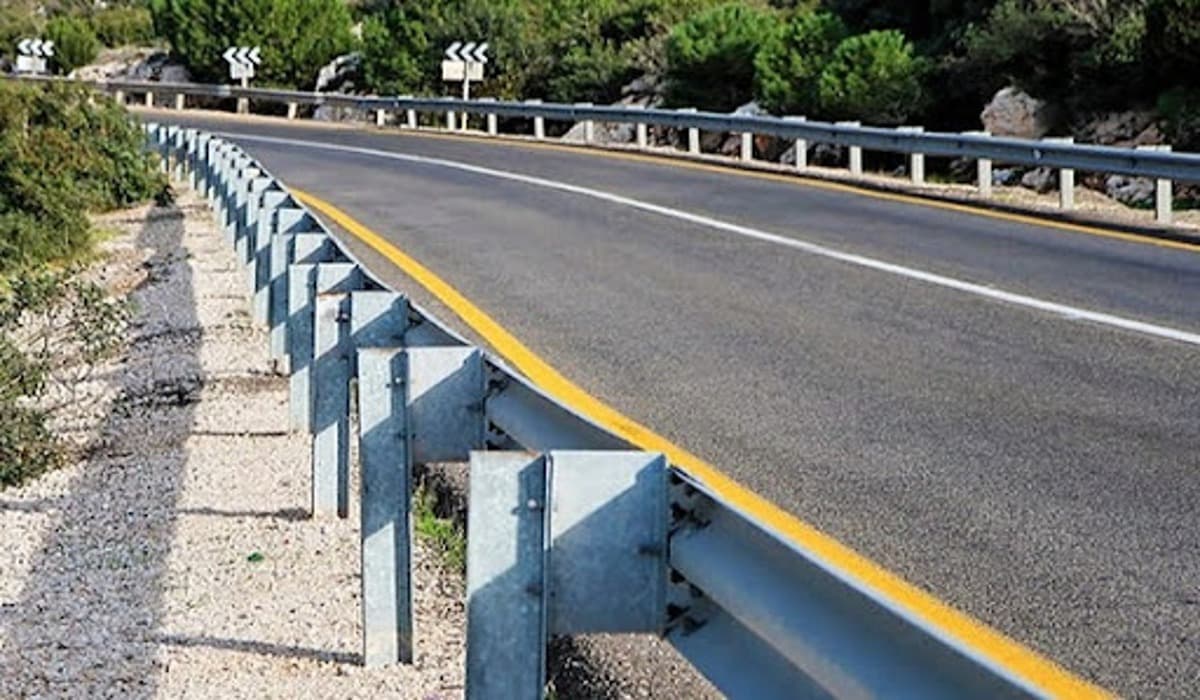 Highway guardrail dimensions