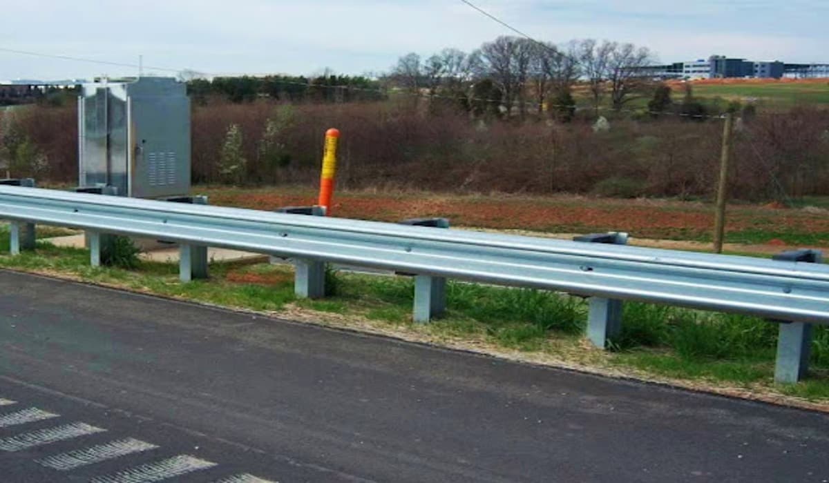 highway guardrail installation 