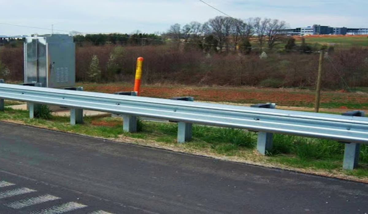 Highway guardrail dimensions