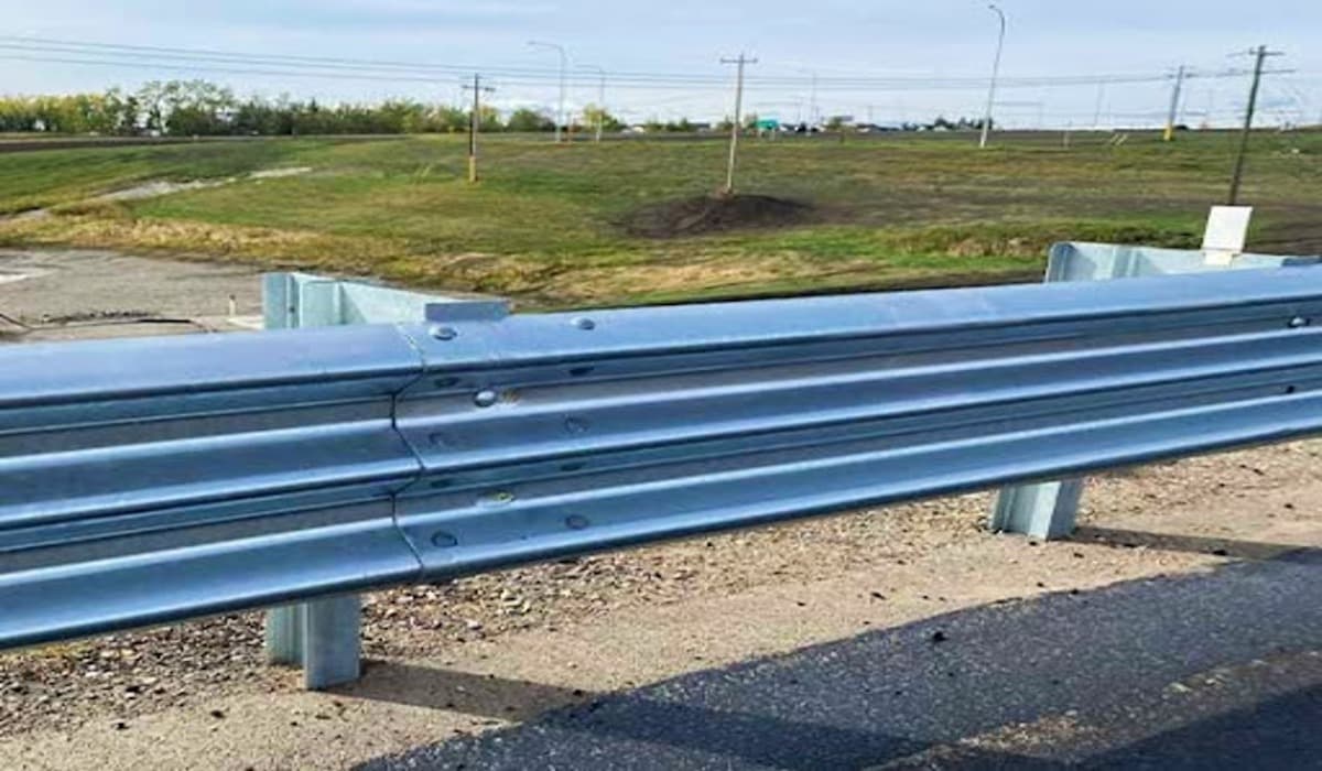 Thrie beam guardrail