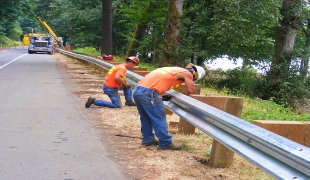 Highway guardrail contractors near me Arab Metal Fences Industry مصنع